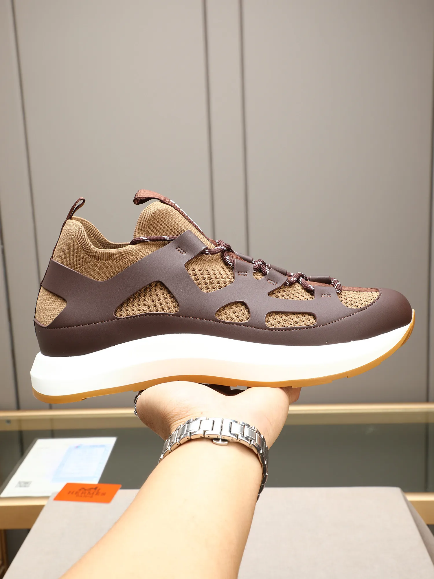 Men's shoes💰580 HERMES/Hermès men's rest sneakers! -High-end quality original casual sports shoes -Upper: high nappa calfskin, forging technology, knitted fabric, shoe brand webbing, injection molded brand logo -Inner: foot pad; water-dyed cowhide -Outsole: ultra-light TPU·rubber; two-color molded outsole -Ultra-high quality control·fine workmanship: highlighted (high-end·luxury·grade) Size: 38-39-40-41-42-43-44 (45 can be customized)